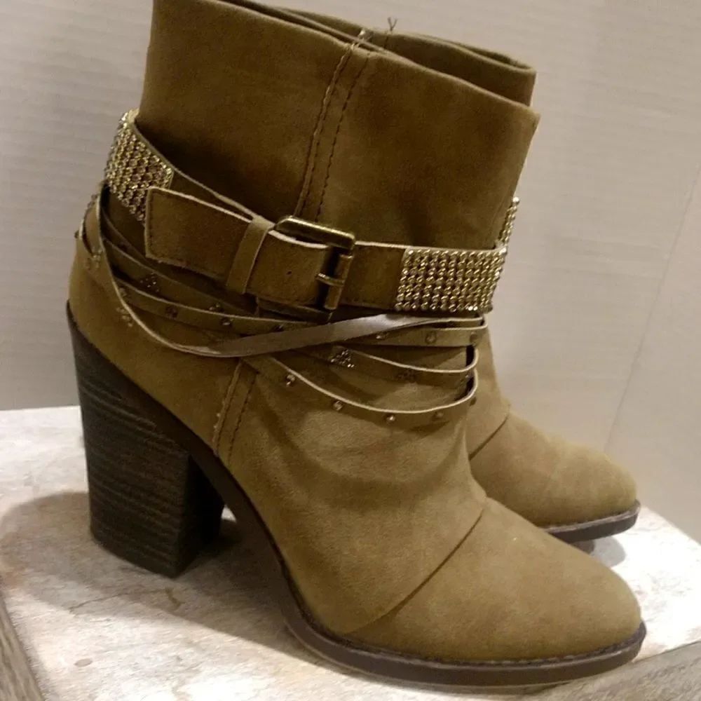 👍Tan Booties Size 7. A9
